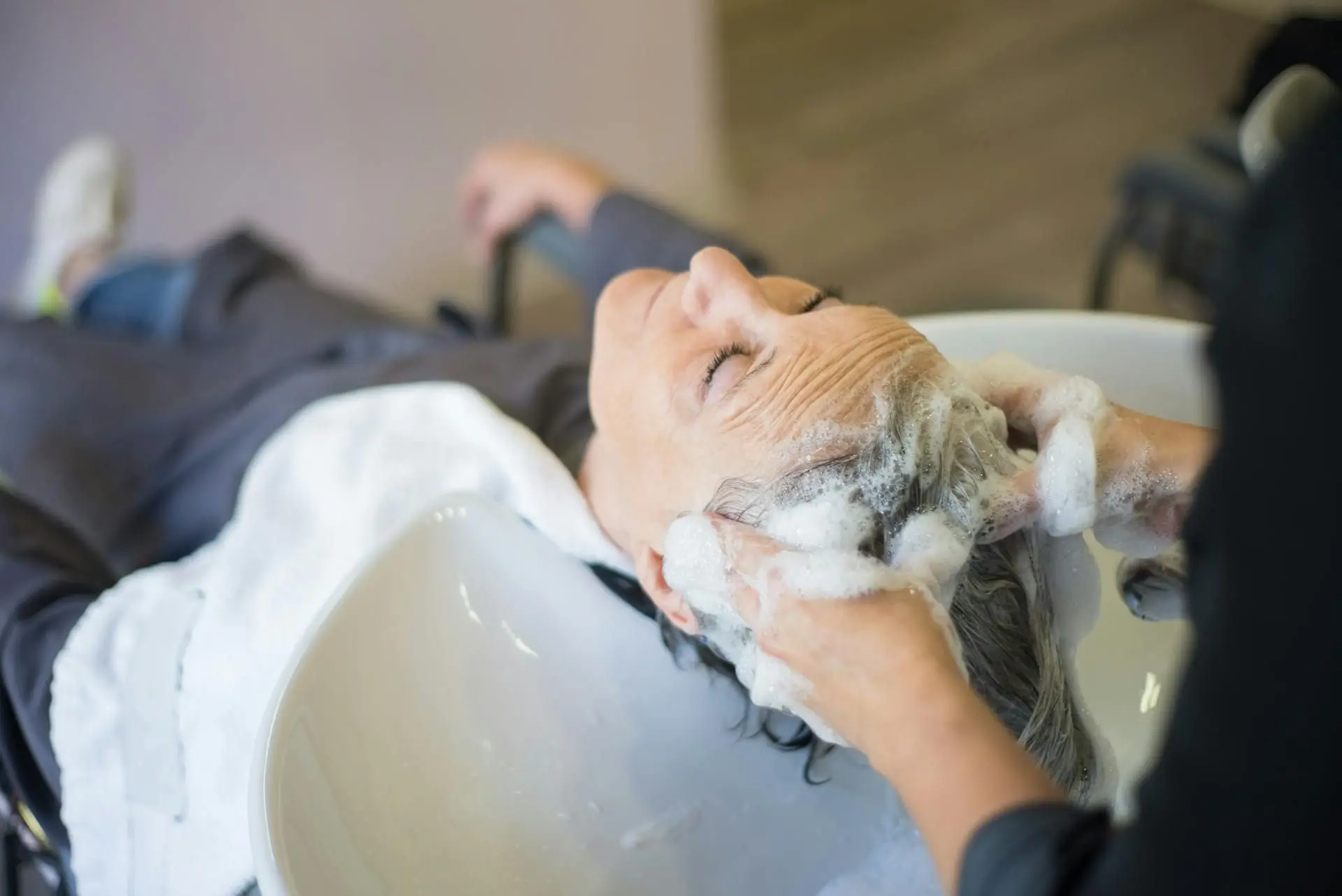 Як обрати кращий шампунь: поради щодо частоти миття волосся та вмісту сульфатів, які мають знати