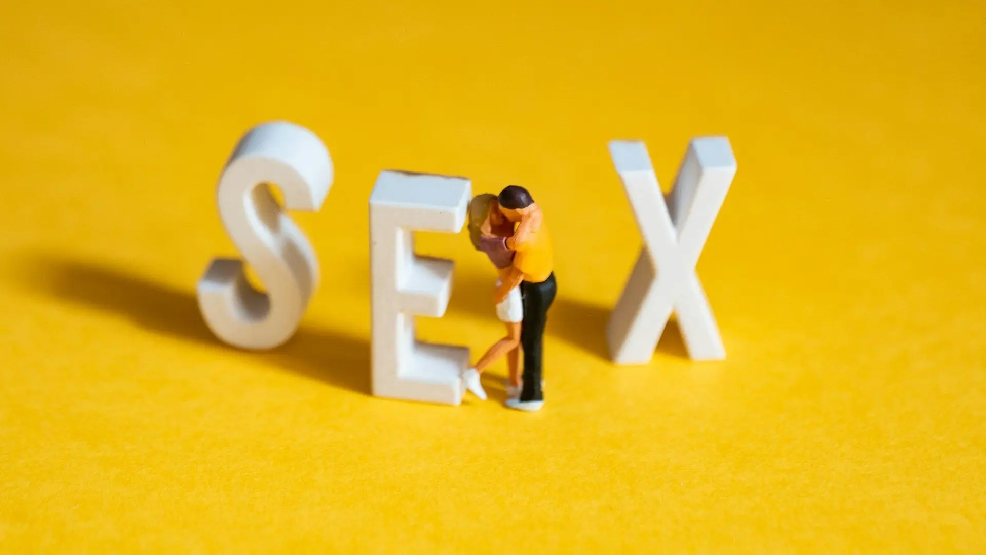 Сексолог - це фахівець, який займається проблемами сексуальності та відносин між людьми. Він може допомогти в розв'язанні таких проблем, як сексуальна дисфункція, відсутність бажання, проблеми зі статевими органами, конфлікти у сексуальних відносинах та і