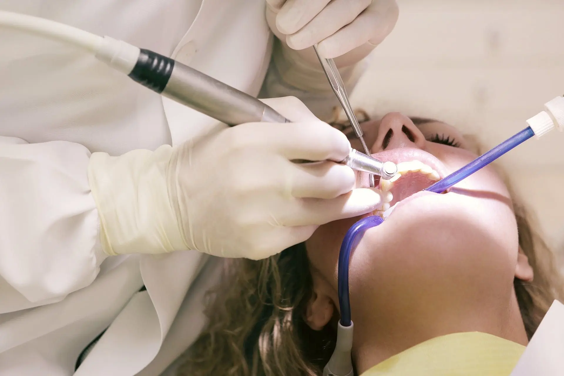 Молочні зуби в дорослому віці: причини виникнення та методи догляду за ними.
