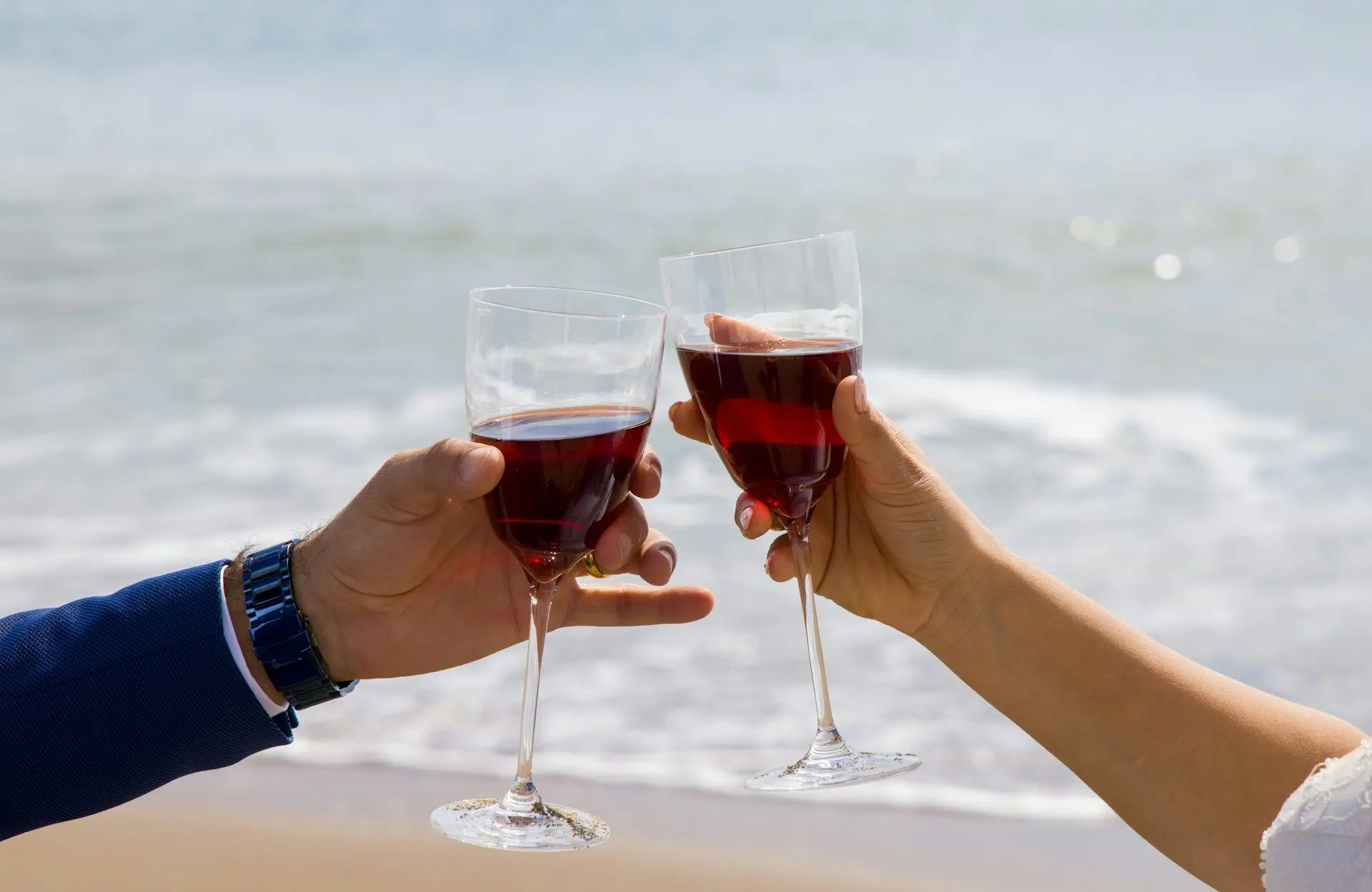 Пари, які спільно вживають алкоголь, мають більше шансів на довге життя: несподівані висновки наукового дослідження.
