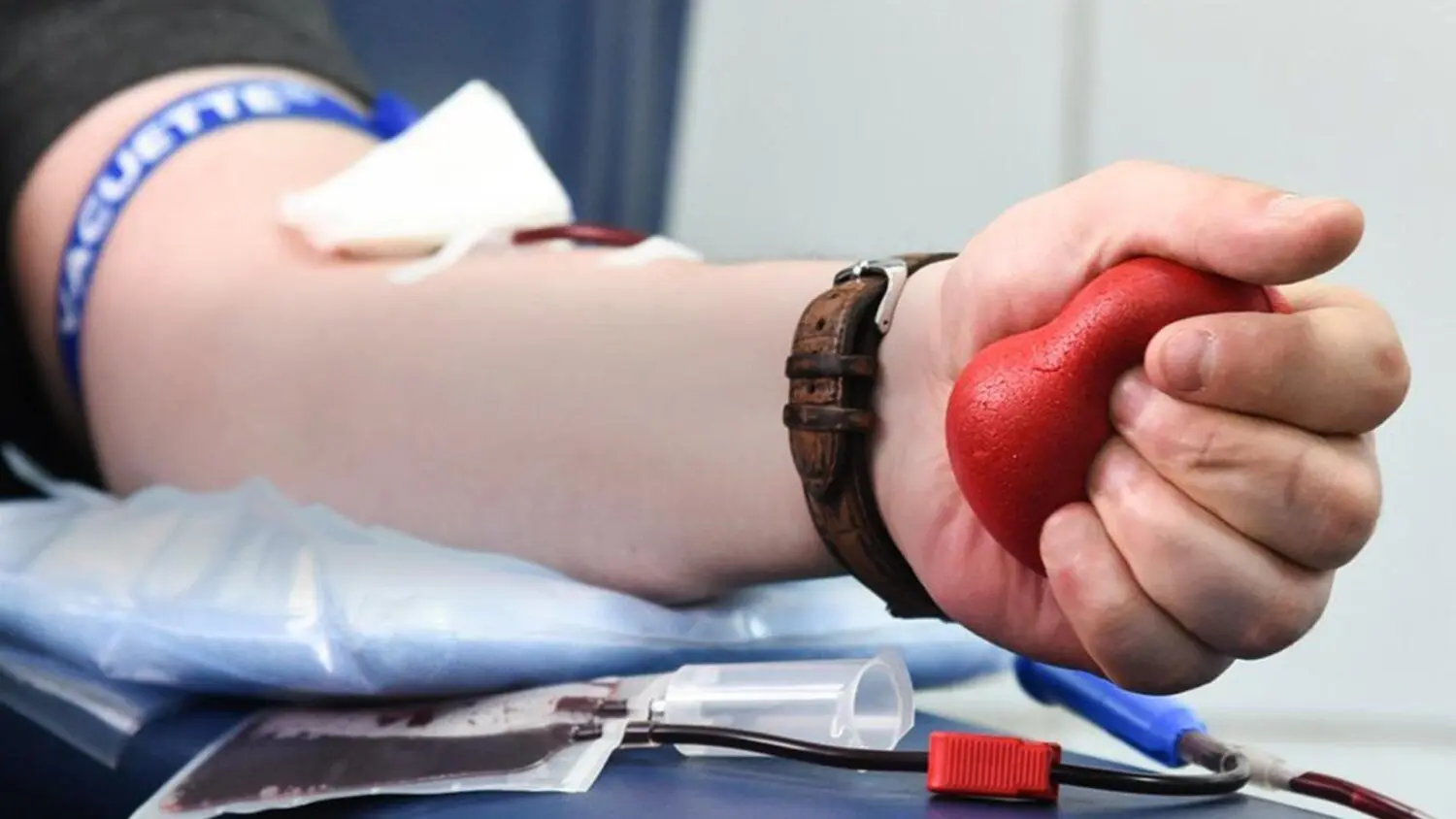 10 хвилин, які врятувати життя: чому українцям треба стати донорами крові прямо зараз