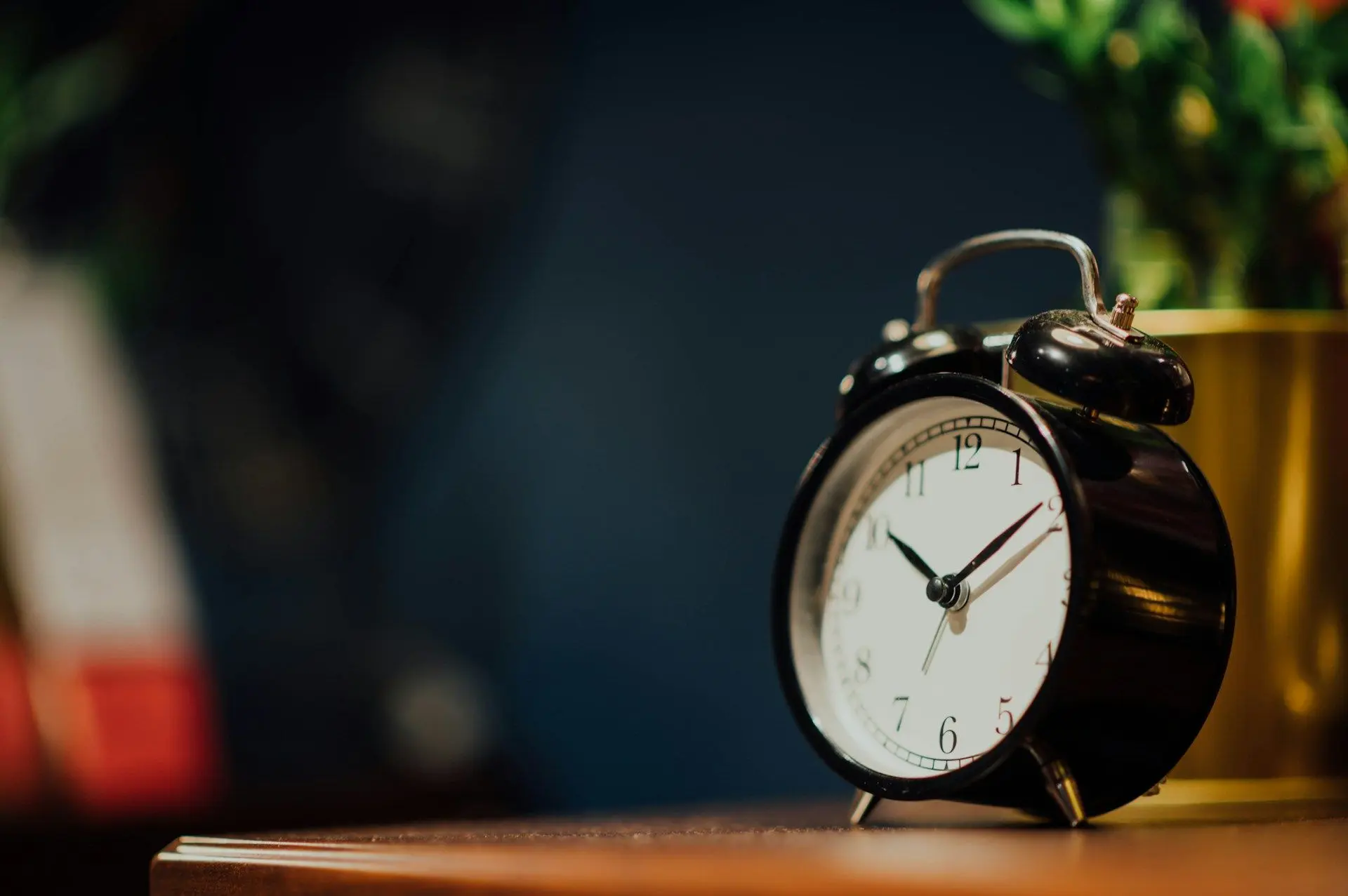 Чому ми так часто прокидаємось за хвилину до того, як прозвенить будильник?